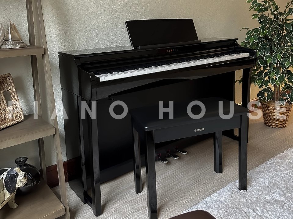 Hình ảnh chi tiết YAMAHA CLP-825 PE góc chụp 2